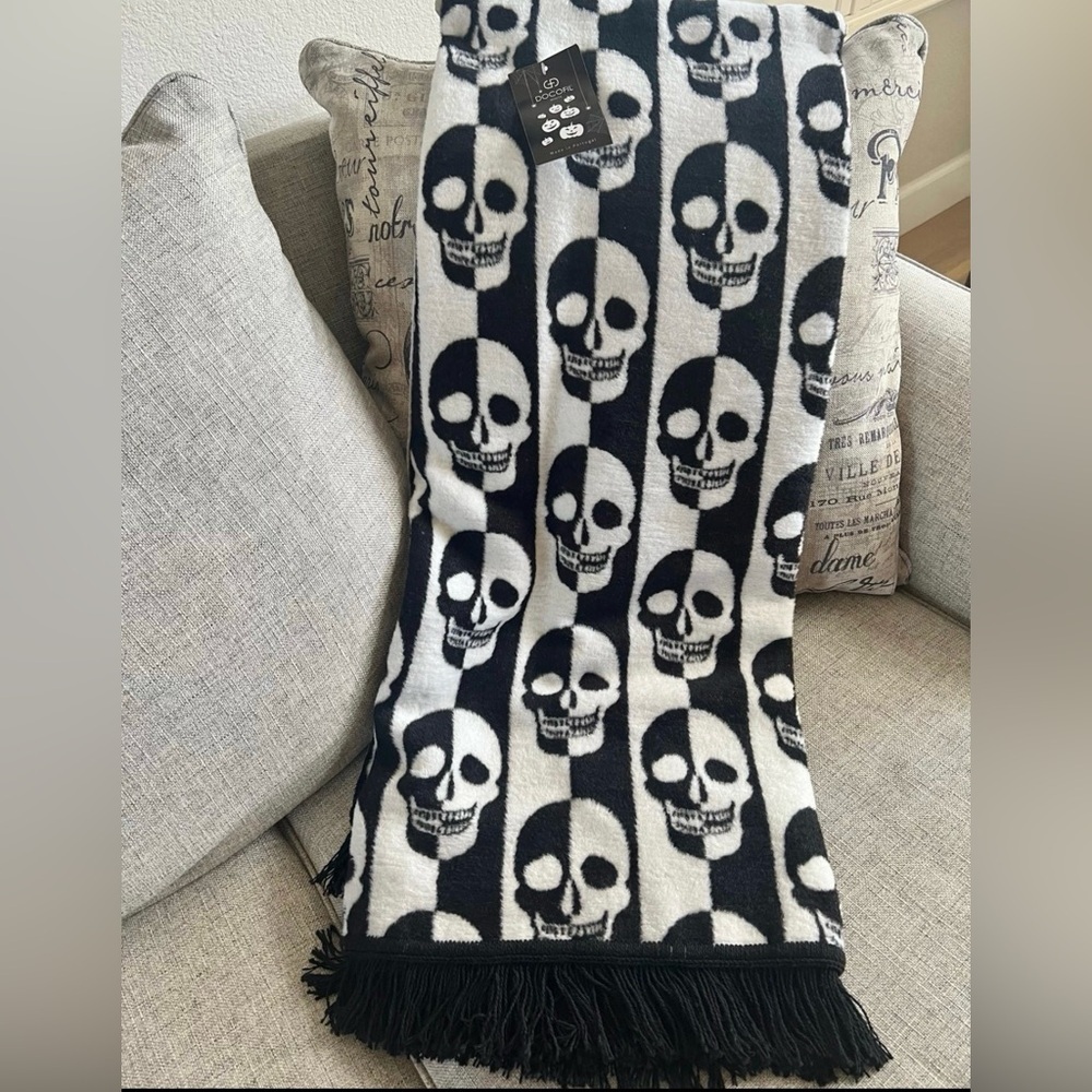 Skull Black & White Halloween Day of the Dead Goth Decorative Throw Blanket